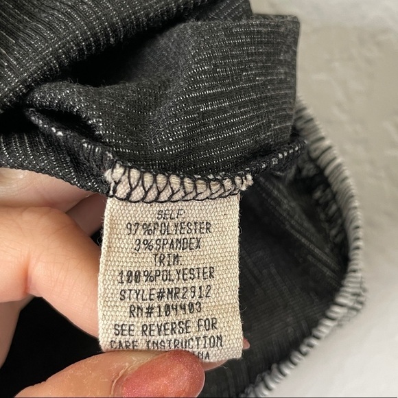 MOON RIVER Cold Shoulder Top Medium - Picture 5 of 5